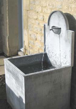 Rectangular trough with water spout ( aquapic)