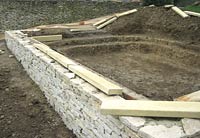 Cotswold wall on the pool's lower side ( aquapic)